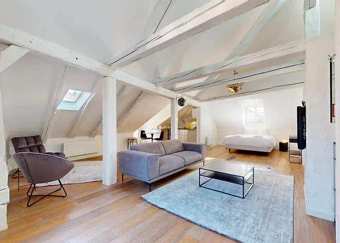 Charming In The Center Of * لتري