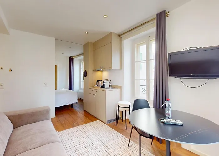 Charming In The Center Of لتري