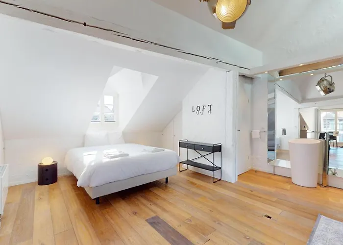 Charming In The Center Of شقة